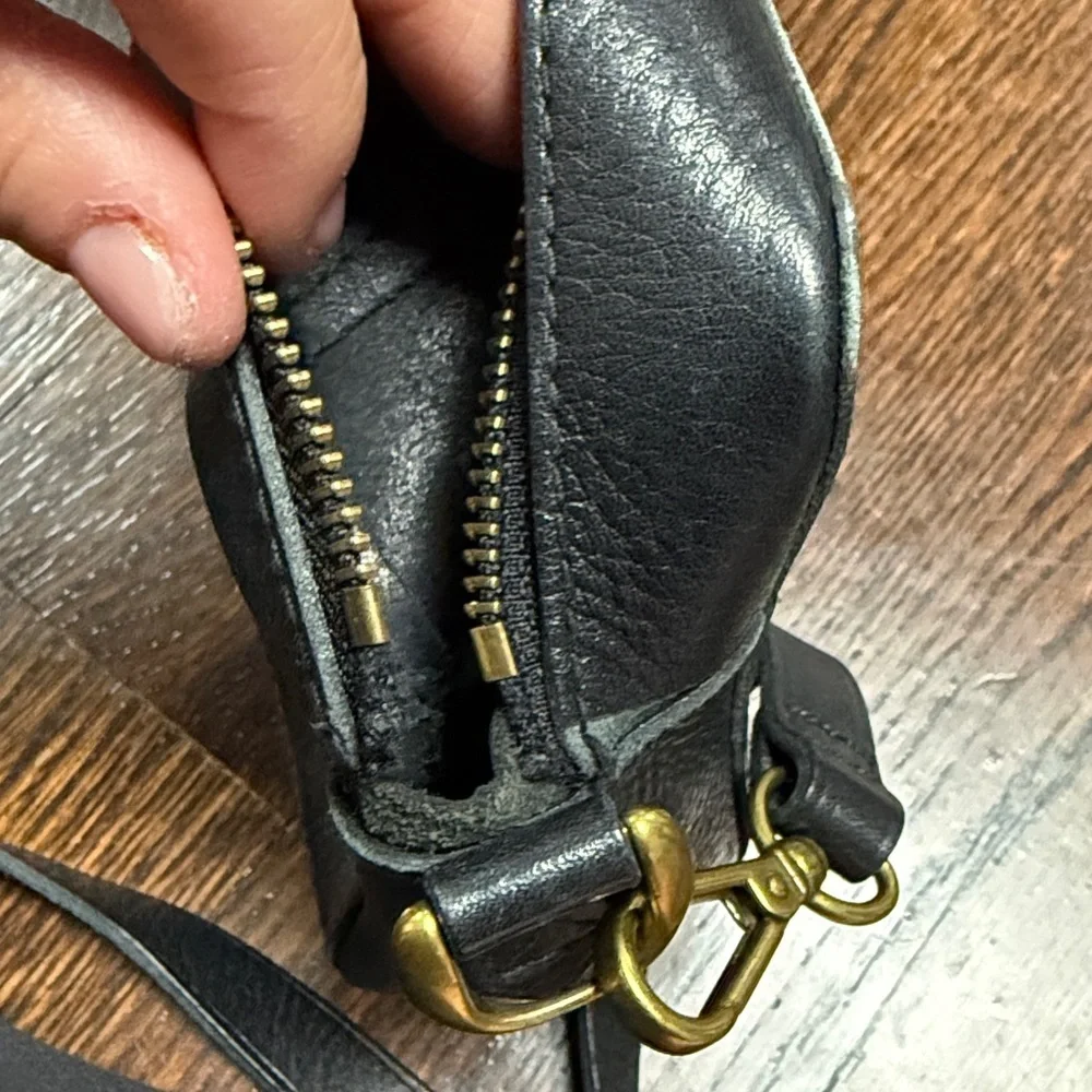 Madewell Transport Camera Bag in True Black leather